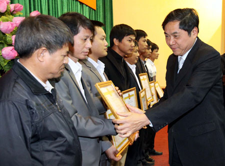 Phó Bí thư Thường trực Thành ủy trao tặng bằng khen cho các tập thể, cá nhân có thành tích xuất sắc trong phong trào xây dựng nông thôn mới